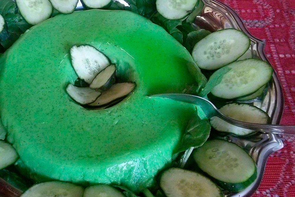 Entrada fria servida com pepino e ervas.
