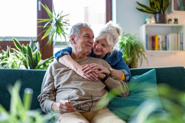Casal de pacientes idosos em ambiente acolhedor